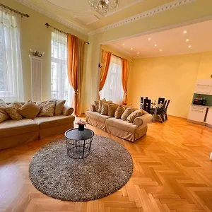 jurincom-apartments-sadova.karlovyvary-hotels.com/